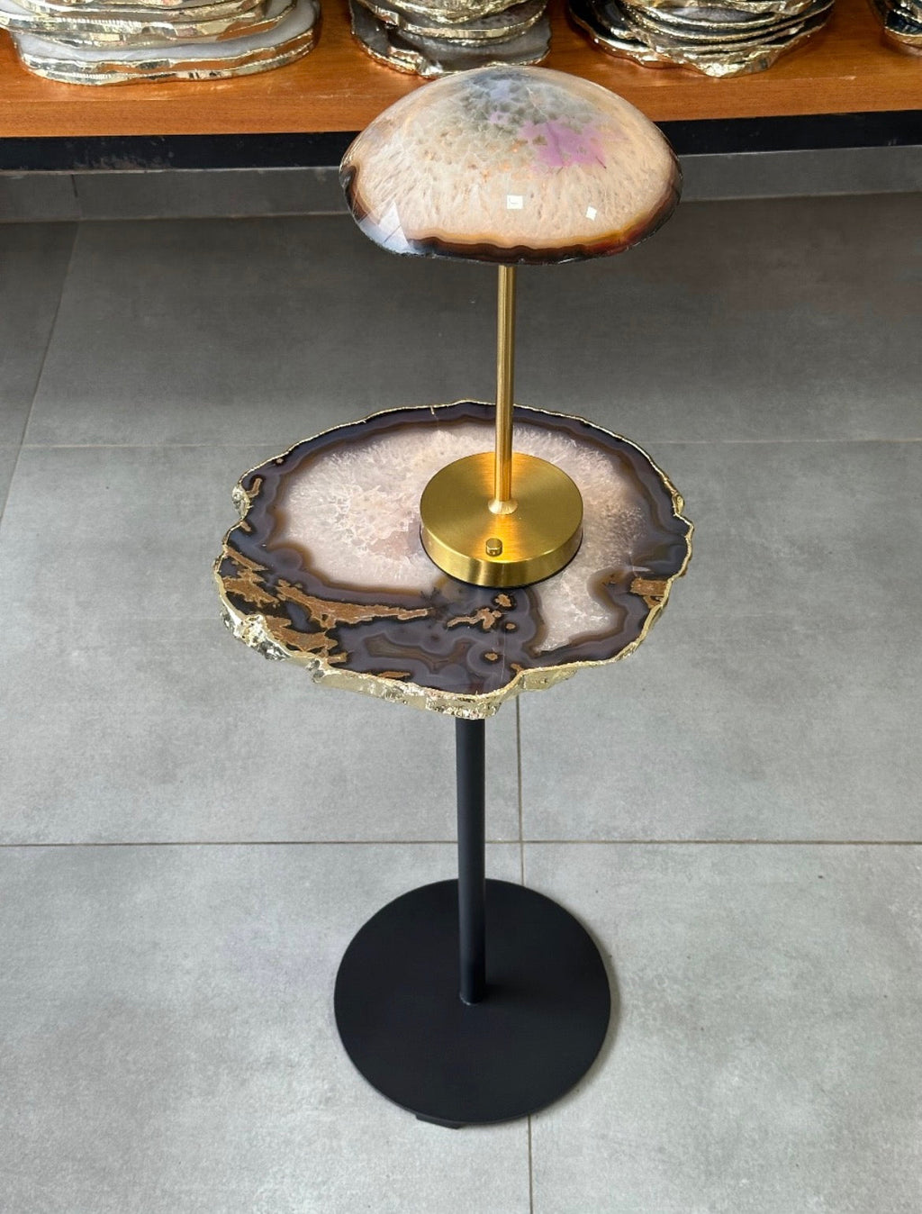 Mesa Lateral de Pedra especial com Pedestal Dourado 55cm