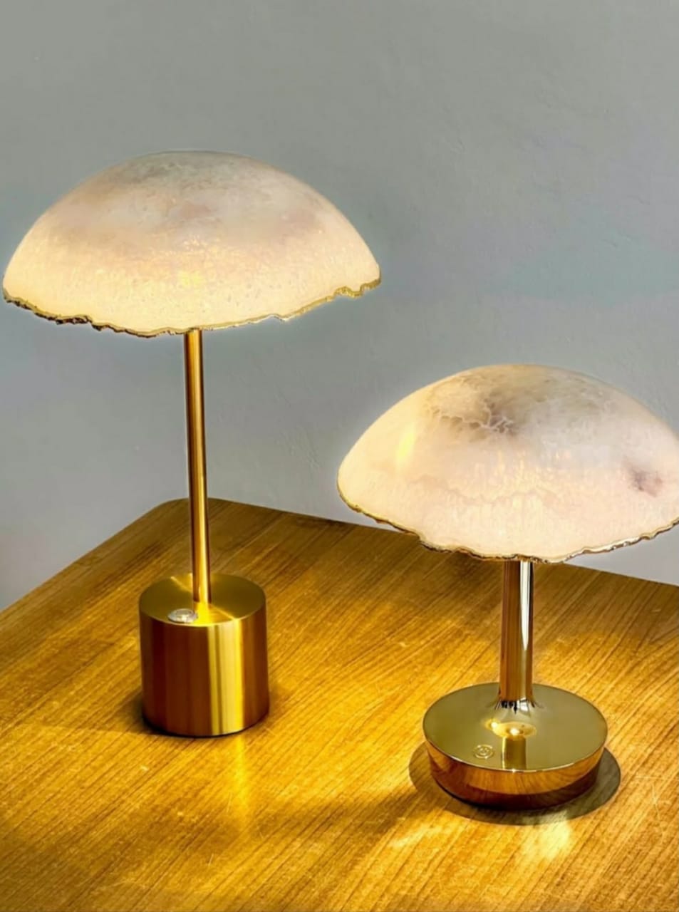 Abajur Decorativa de Ágata Natural com Base Dourada