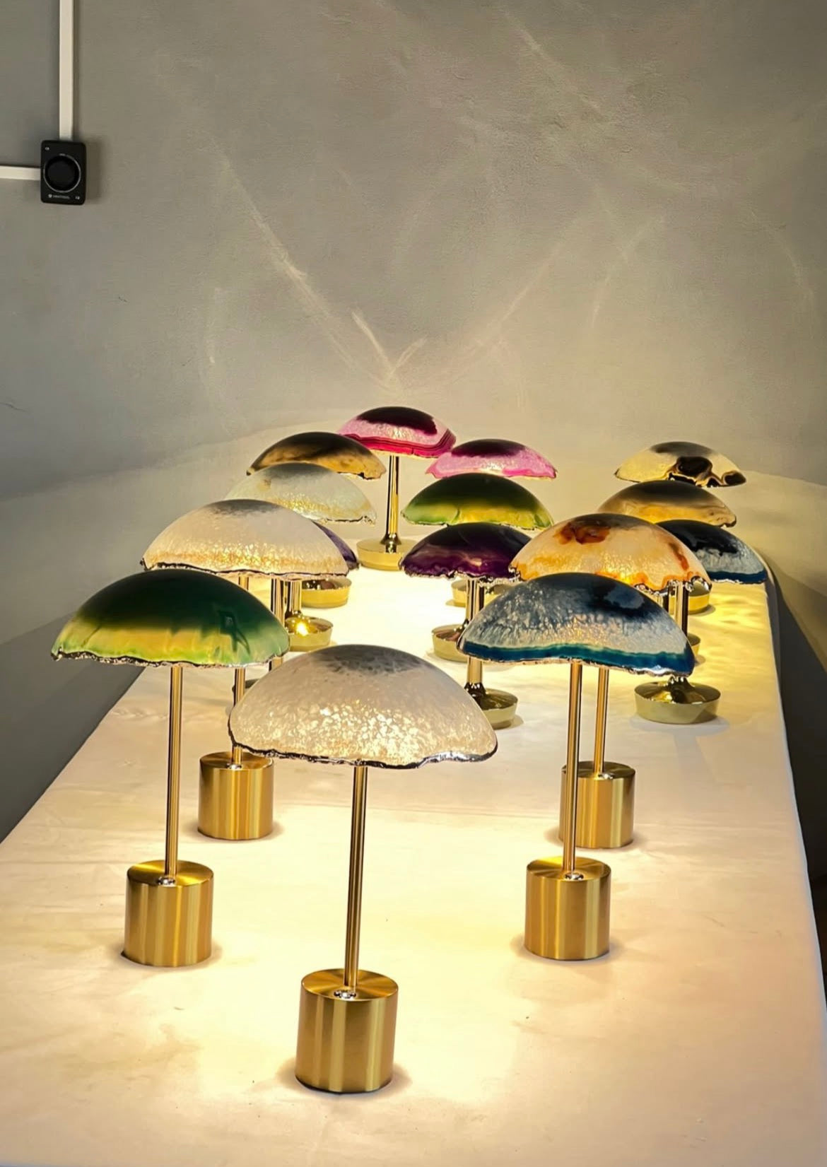 Abajur Decorativa de Ágata Natural com Base Dourada